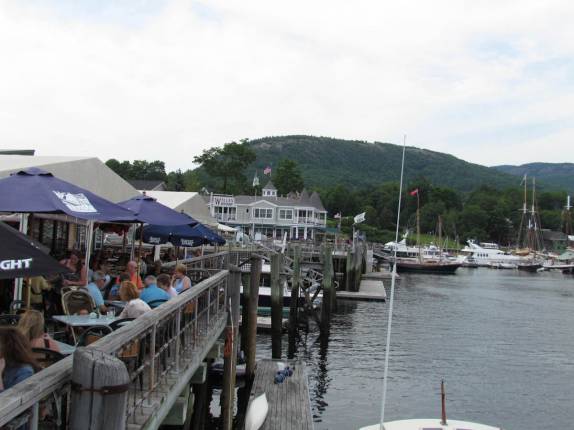 Restaurante no porto de Camden, no litoral do Maine, nos Estados Unidos